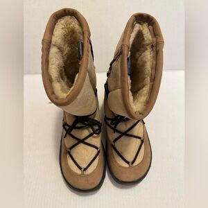 Women's ULU Tan/Brown insulated Shearling-Lined Winter Boots. size 8. Like new.